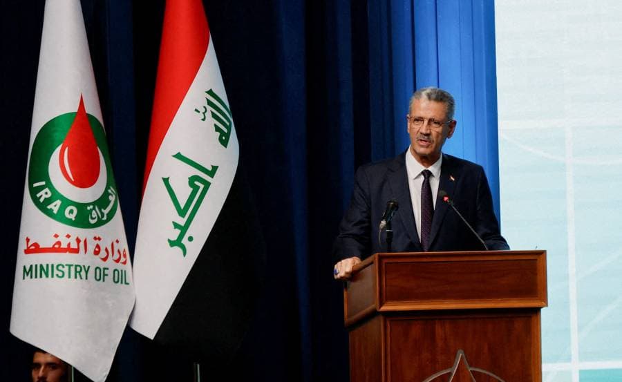 وزير النفط العراقي يتراجع عن تصريحاته بِشأن تخفيضات إنتاج جديدة لأوبك بلس (رويترز)