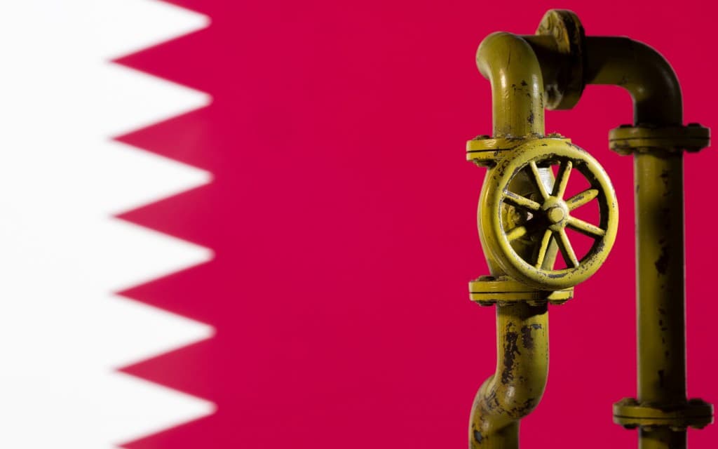 صورة لعلم قطر وأنبوب لضخ الغاز