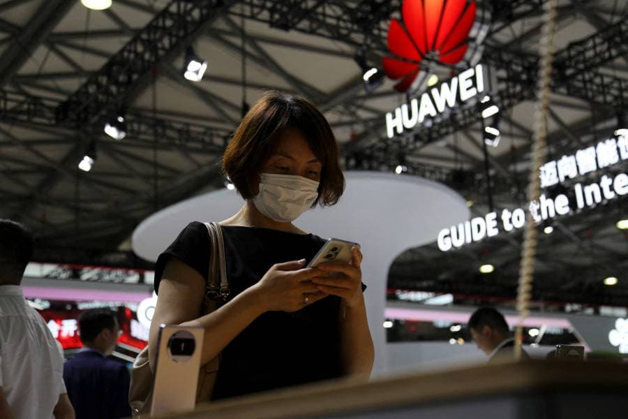 تخطط شركة هواوي تكنولوجيز الصينية للعودة إلى صناعة الهواتف الذكية من الجيل الخامس «5G» بحلول نهاية هذا العام، وفقاً لشركات أبحاث.