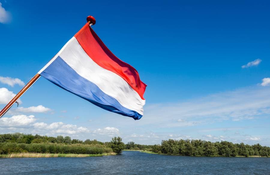 علم هولندا مرفوع على إحدى الممرات المائية
