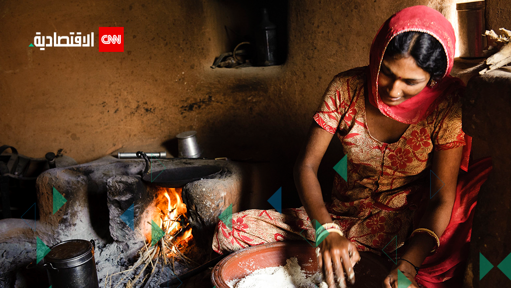 سيدة هندية تطهو طعامها على موقد خشبي