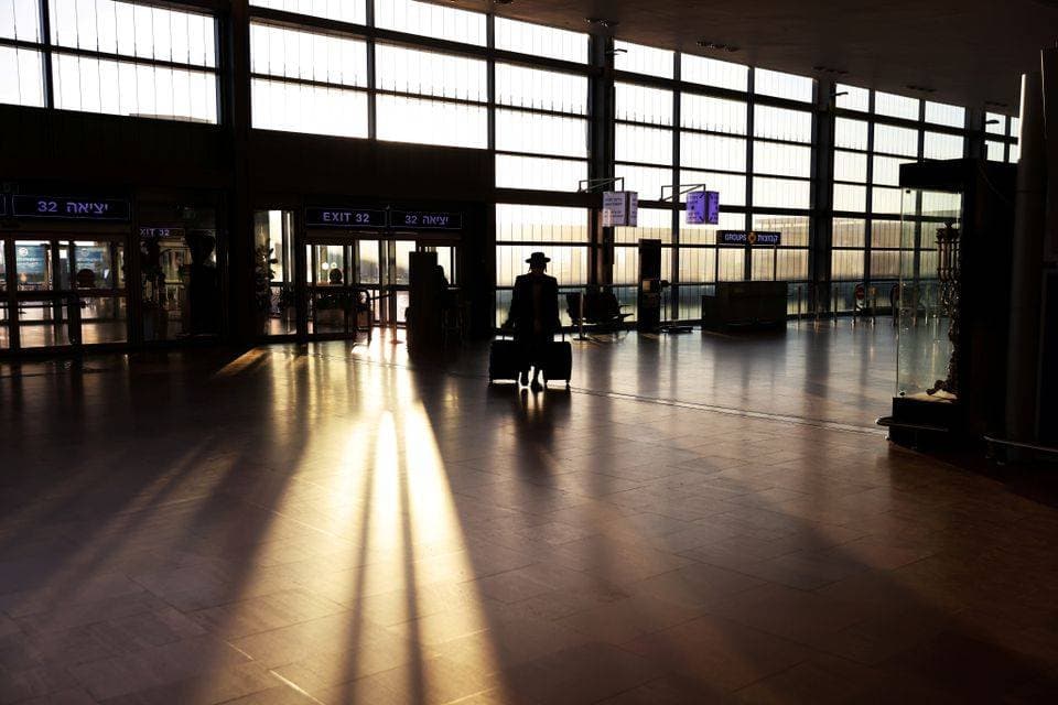مسافر يحمل حقيبة في مطار بن غوريون