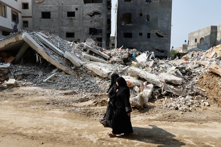 سيدتان تبحثان عن مكان أمن بعد تدمير عشرات المباني في قطاع غزة