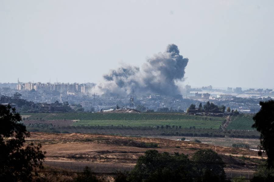 دخان متصاعد جراء القصف الإسرائيلي على قطاع غزة