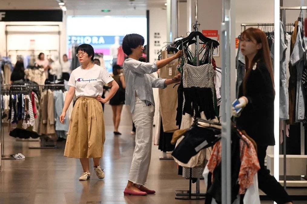 صورة تظهر متسوقين صينيين بأحد المحال التجارية