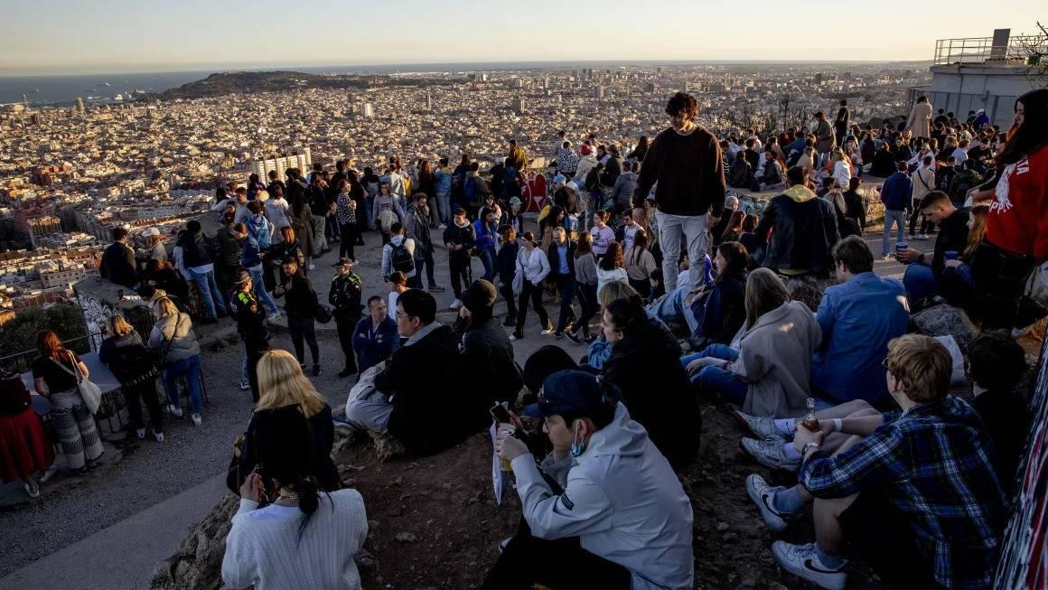 السائحون بمدينة برشلونة