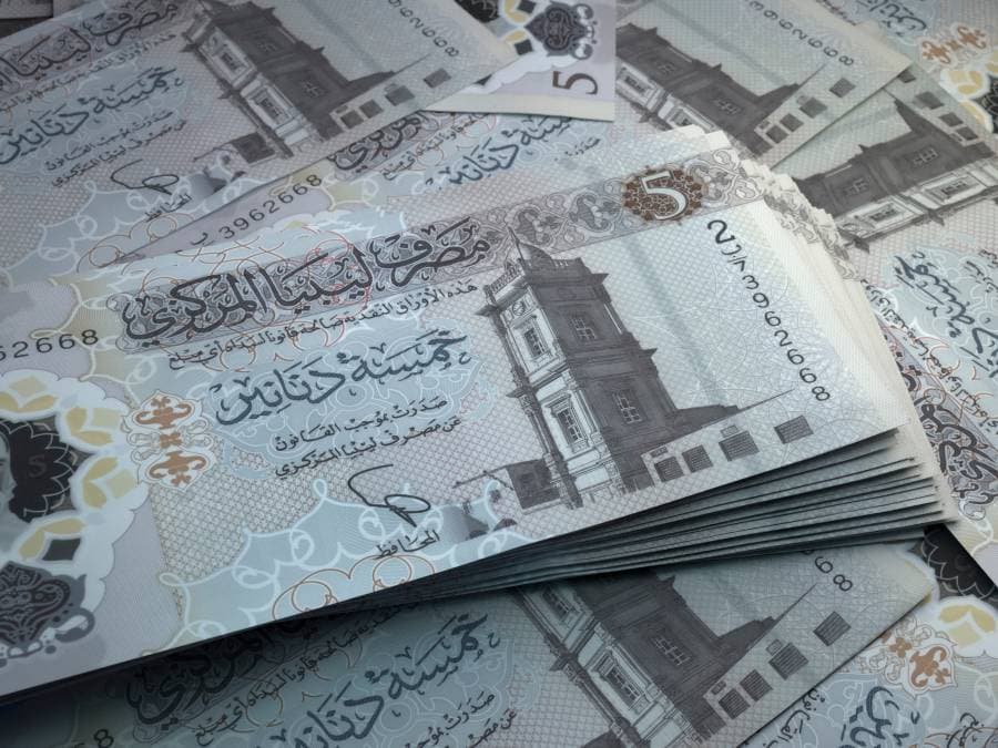 الدينار الليبي يهبط 27% بعد قرار فرض ضريبة على بيع العملات الأجنبية