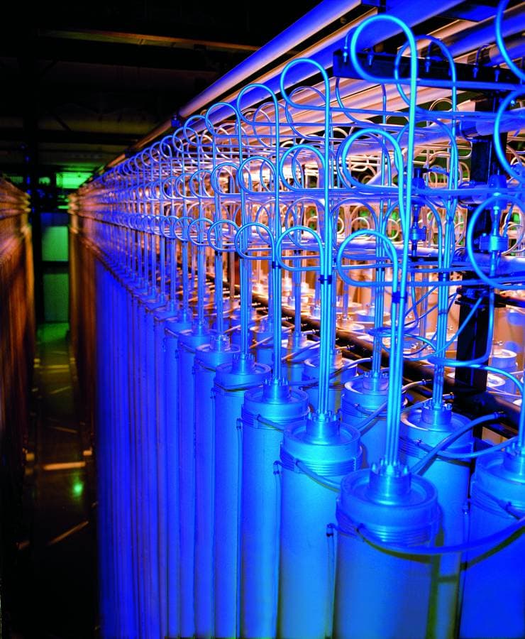 أجهزة الطرد المركزي في مصنع تخصيب يورانيوم