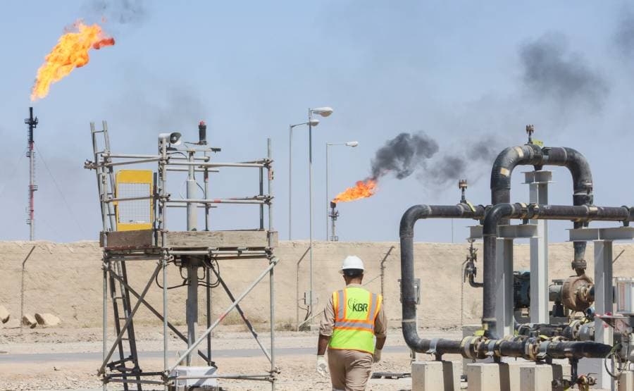 صورة أرشيفية لحقل مجنون النفطي بالقرب من مدينة البصرة العراقية. (رويترز)