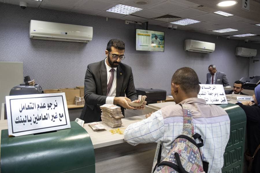 صورة لتعاملات داخل أحد البنوك المصرية