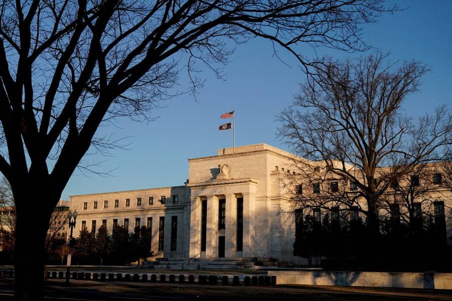 مسؤول بالاحتياطي الفيدرالي: يجب أن تظل أسعار الفائدة مرتفعة «لفترة أطول» (رويترز)