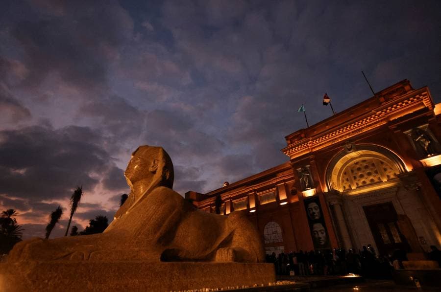 مصر تعول على تعظيم إيرادتها من السياحة لدعم مواردها الدولارية (رويترز)