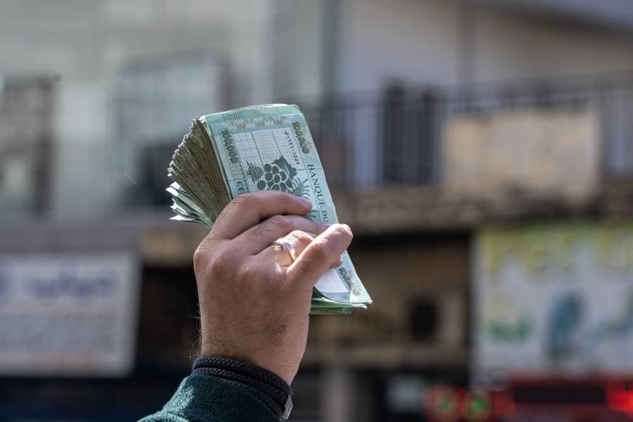 انهيار الليرة اللبنانية دفع البنوك لمنع المودعين من سحب مدخراتهم (شترستوك)