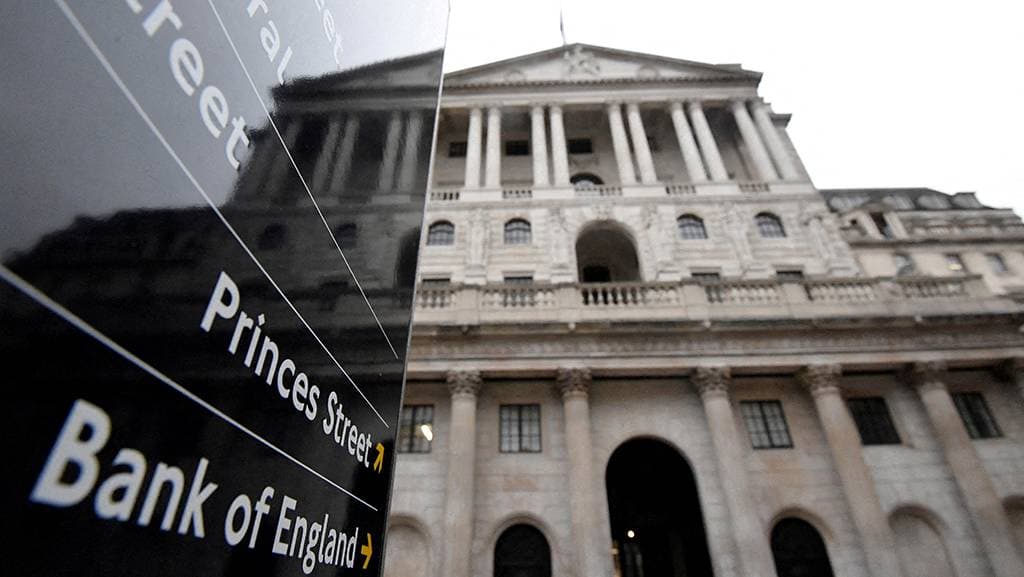 نجح بنك إنجلترا في خفض التضخم إلى المعدل المستهدف عند 2 في المئة (رويترز)