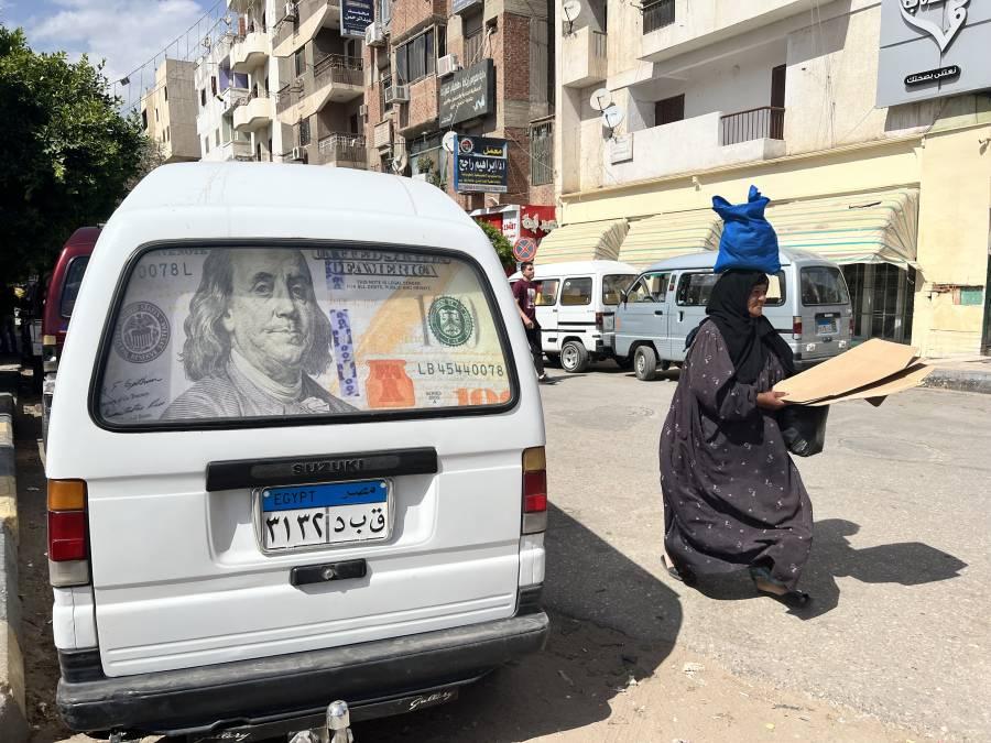 مصر بين مطرقة الاستيراد وسندان الدولار.. الرئيس السيسي يدعو للتصنيع المحلي (صورة أرشيفية)