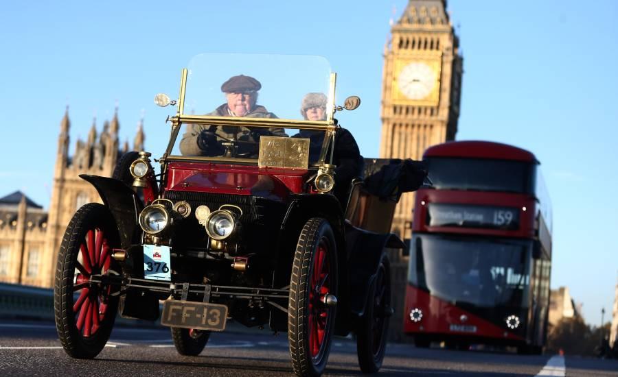 يقود المشاركون سيارتهم من طراز Wolseley التي يعود تاريخها إلى عام 1904 خلال سباق السيارات السنوي من لندن إلى برايتون - 6 نوفمبر