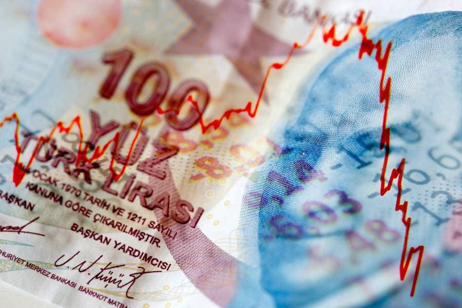 فقدت العملة التركية نحو 21 في المئة من قيمتها مقابل الدولار منذ بداية العام