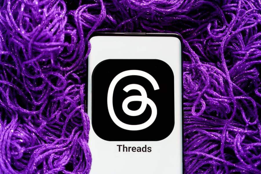 شعار تطبيق ثريدز على شاشة هاتف ذكي