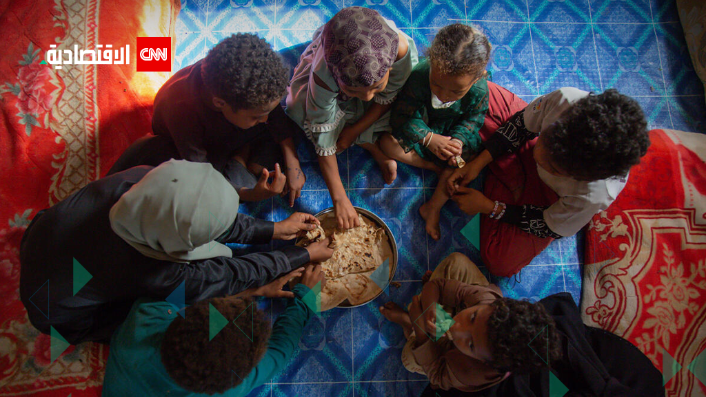 أطفال يتجمعون لتناول رغيف من الخبز. (المصدر: برنامج الأغذية العالمي)