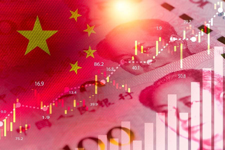 العملة الصينية اليوان إلى جانب العلم الصيني ومؤشرات ارتفاع الاقتصاد الصيني
