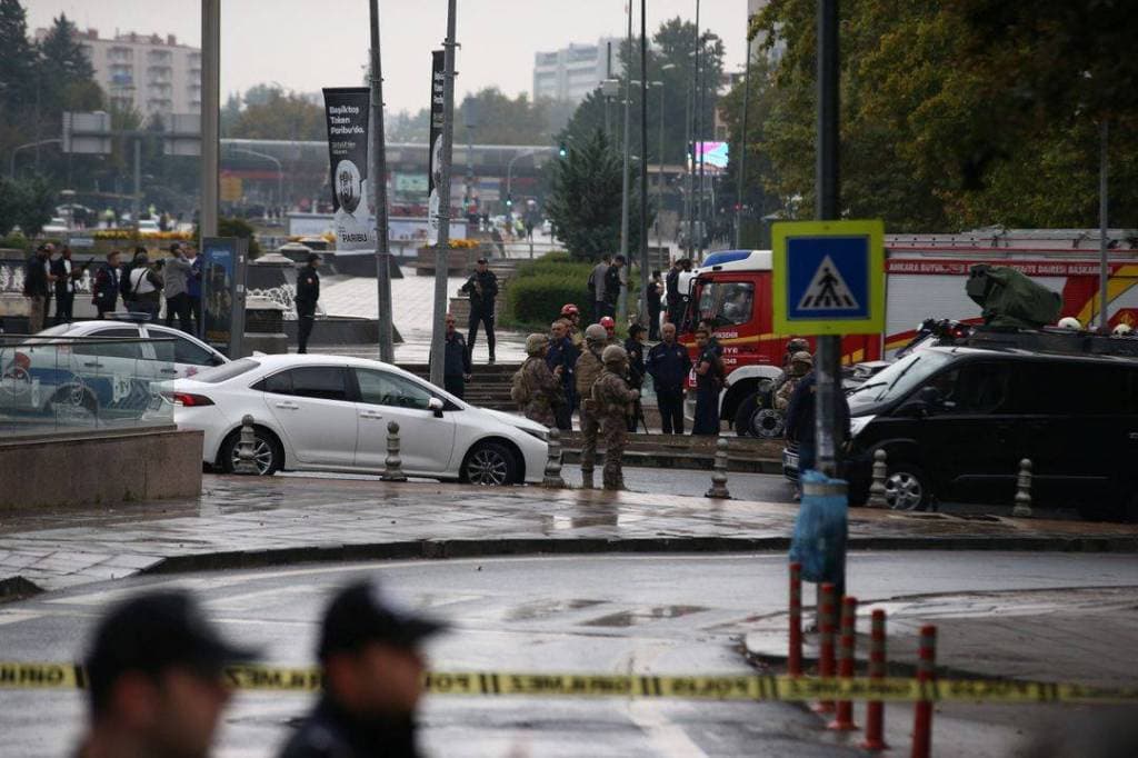 سيارات إطفاء في موقع الهجوم على وزارة الداخلية التركية في أنقرة