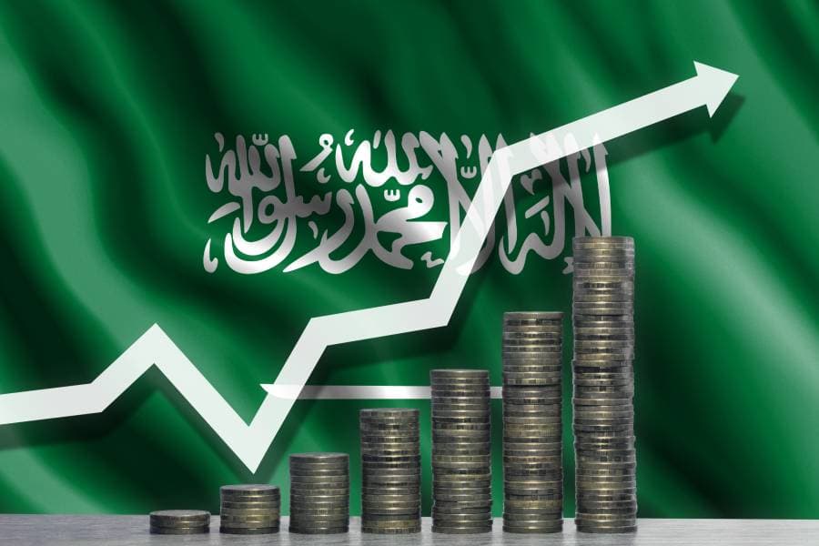 مؤشر يعبر عن ارتفاع الغيرادات وفقاً لميزانية السعودية 2024 مع علم السعودية