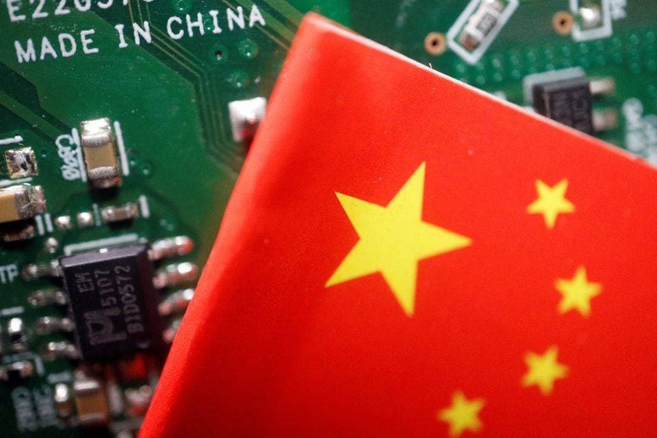 صورة لعلم الصين وبجانبها رقاقة إلكترونية