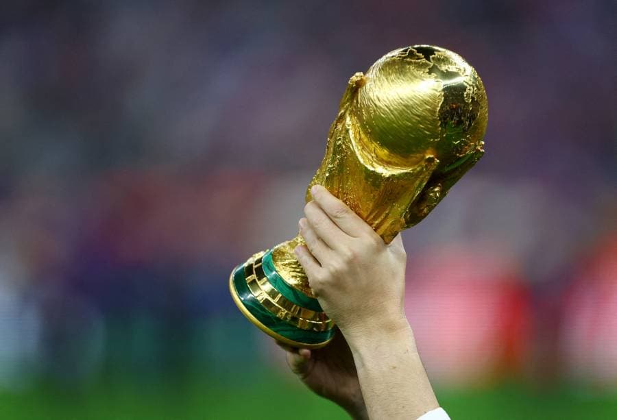 كأس بطولة كأس العالم 5 كجم من الذهب عيار 18 مع قاعدة من المرمر مكتوب عليها كأس العالم لكرة القدم
