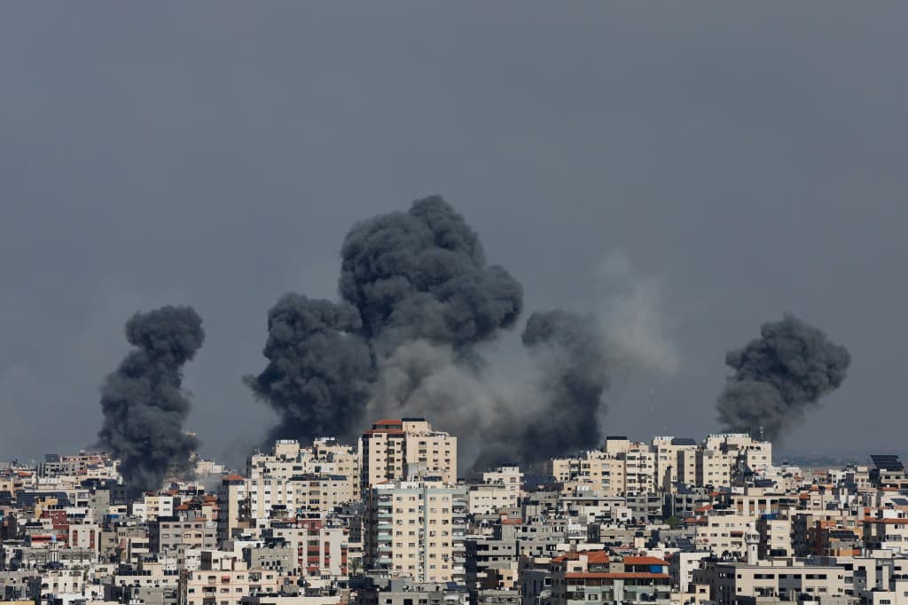 تصاعد الأدخنة بعد القصف الإسرائيلي لقطاع غزة