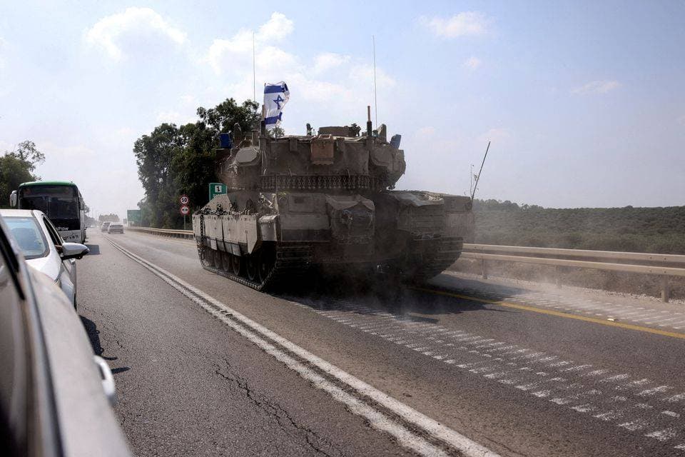 دبابة تحمل علم إسرائيل تسير على الطريق