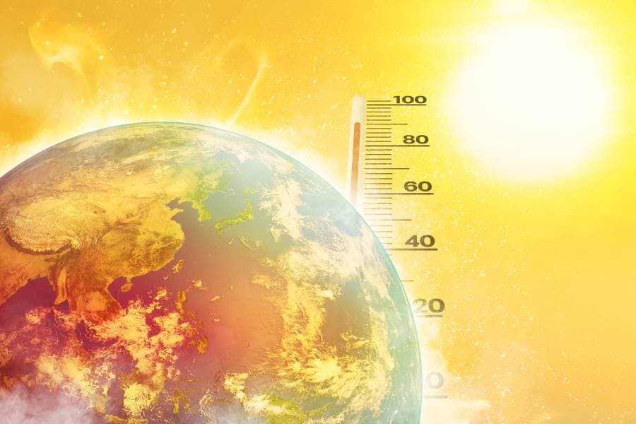 الكرة الأرضية أمام الشمس مع ارتفاع درجات الحرارة كمؤشر على أزمة المناخ