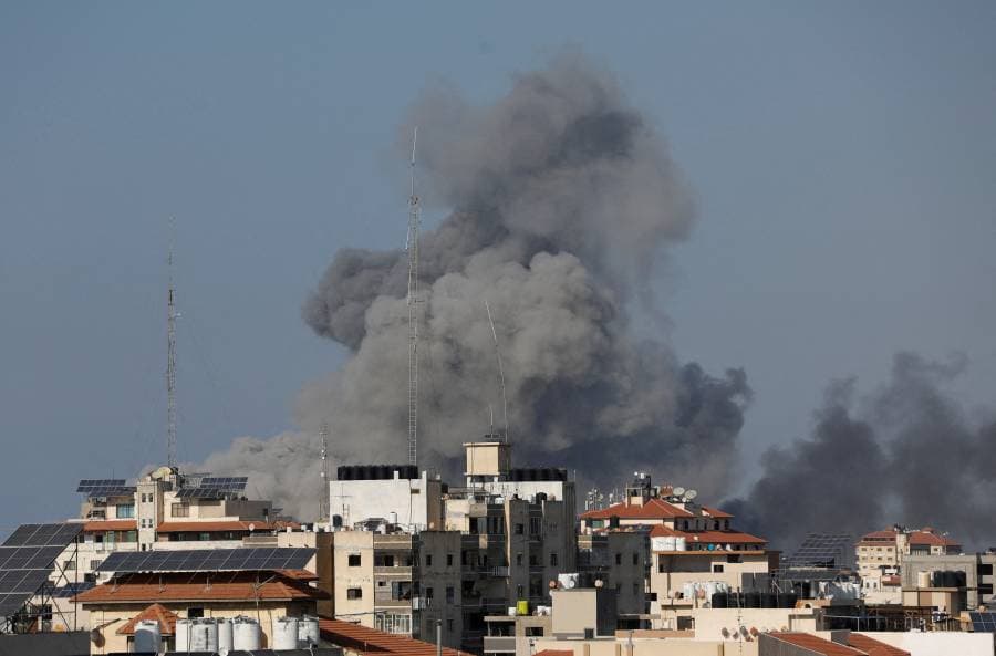 دخان يتصاعد في فلسطين بعد القصف الإسرائيلي