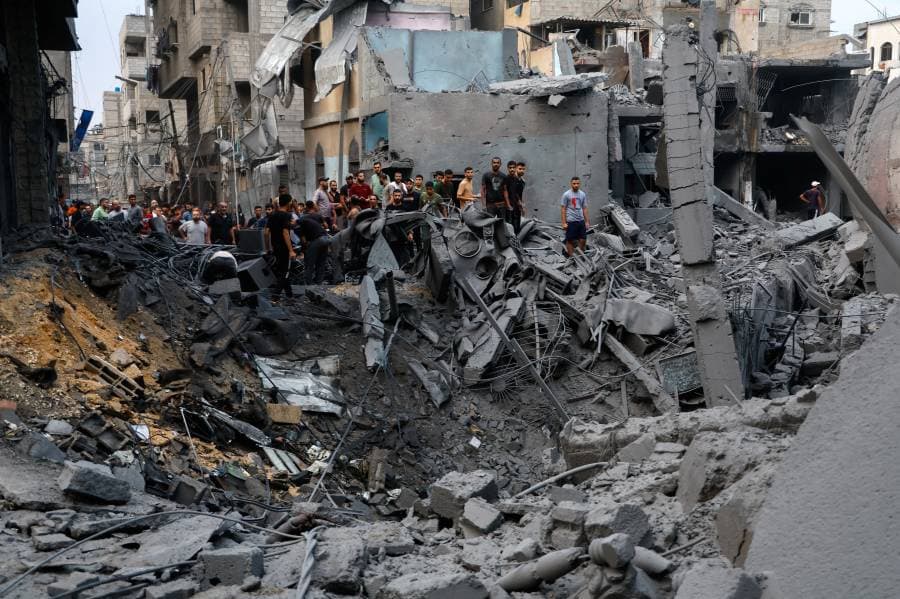الفلسطينيون يبحثون بين الحطام عن ناجين من القصف الإسرائيلي