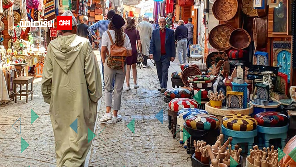 رجل يسير في شوارع مراكش المزدحمة بالسياح