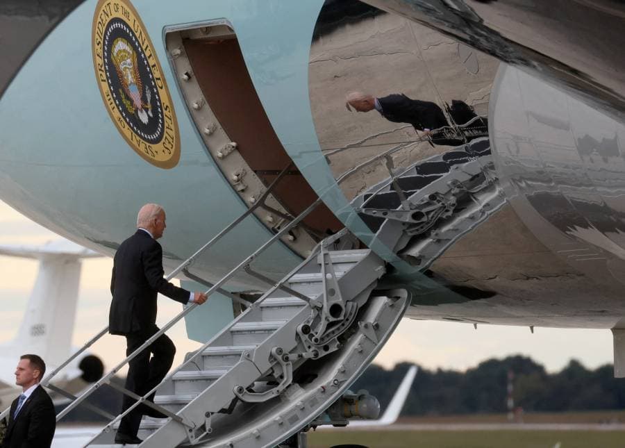 جو بايدن يصعد طائرة الرئاسة