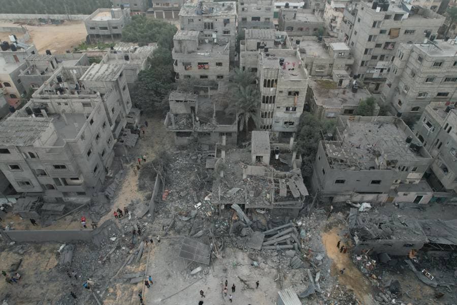 آثار مسجد ومنازل دمرتها الغارات الإسرائيلية وسط قطاع غزة