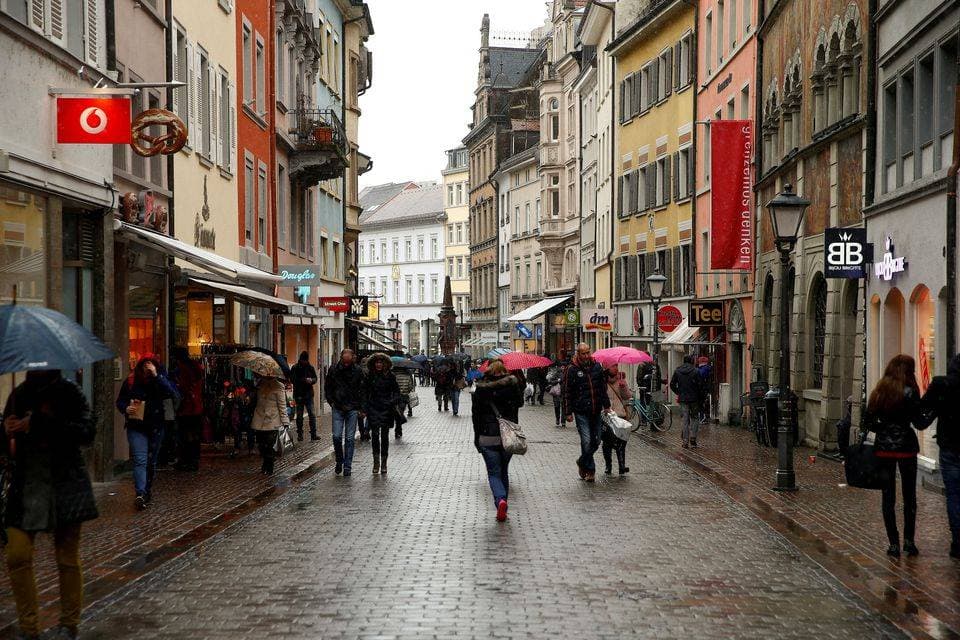 أحد الشوارع الألمانية وبها متسوقون