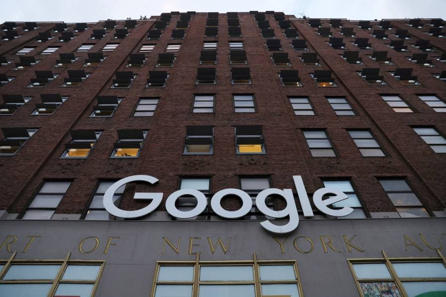 شعار محرك البحث غوغول على مبنى الشركة في مانهاتن