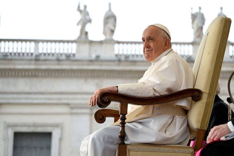 صورة تظهر بابا الفاتيكان وهو جالس في ساحة كنيسة سيستين بالفاتيكان