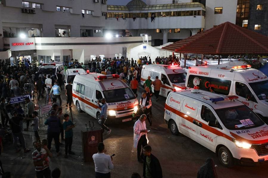 سيارات الإسعاف التي تحمل ضحايا الغارات الإسرائيلية تتجمع عند مدخل قسم الطوارئ في مستشفى الشفاء في غزة