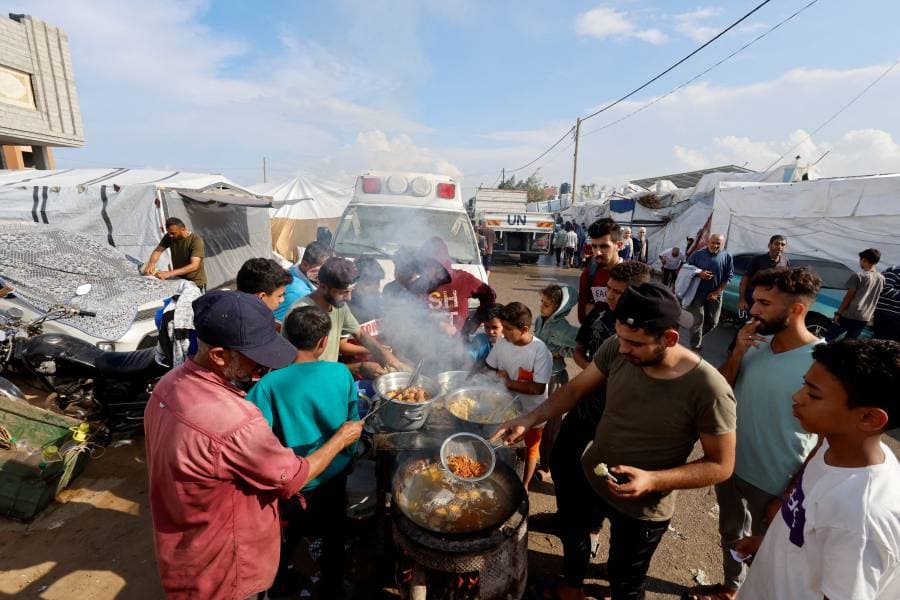 النازحون بسبب الحرب في غزة يطبخون الطعام في ظل نقص الإمدادات