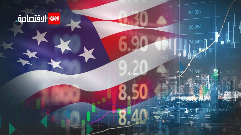 علم أميركا بجواره أرقام من سوق الأسهم
