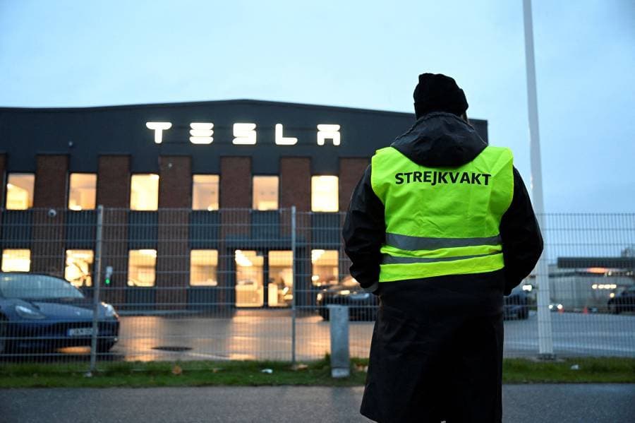 مسؤول نقابي يشارك في إضراب خارج مركز خدمة تسلا في السويد ضد إيلون ماسك (رويترز)