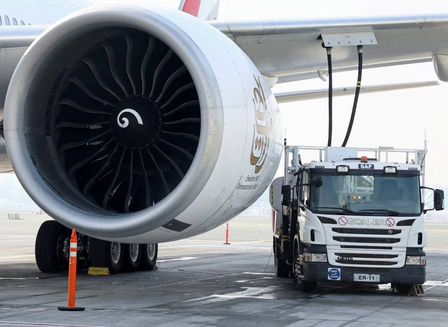 شاحنة وقود تملأ طائرة طيران الإمارات بوينغ 777-300ER بوقود الطيران المستدام