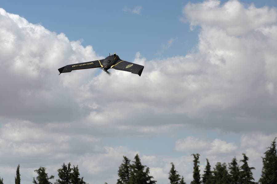 طائرة بدون طيارتحلق فوق منطقة زراعية لمسح الأشجار
