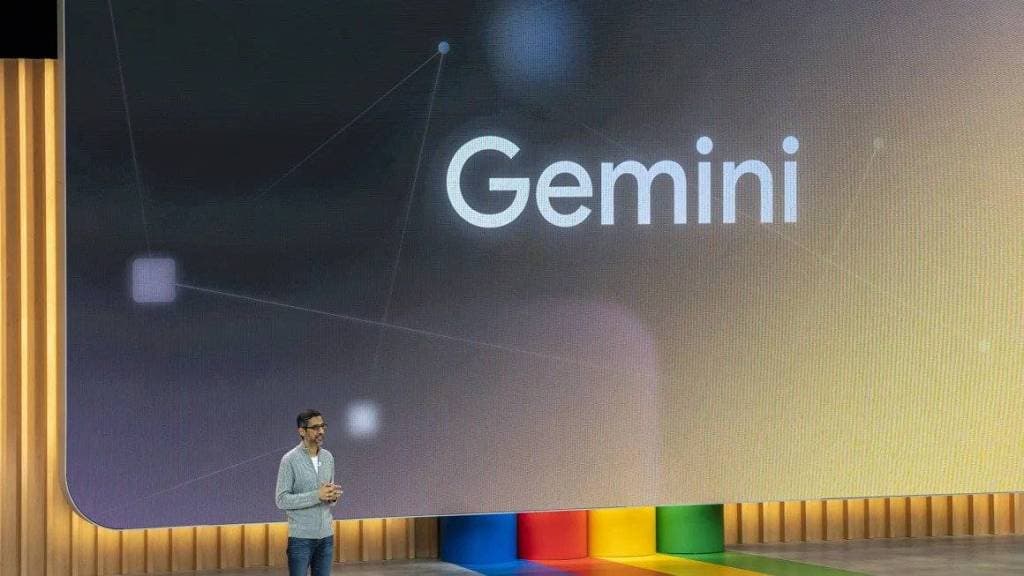 صورة تُظهر الرئيس التنفيذي لشركة غوغل سوندار بيتشاي أثناء العرض لتقديم لجيميني