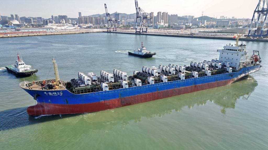 سفينة شحن محملة بشاحنات ثقيلة صينية الصنع