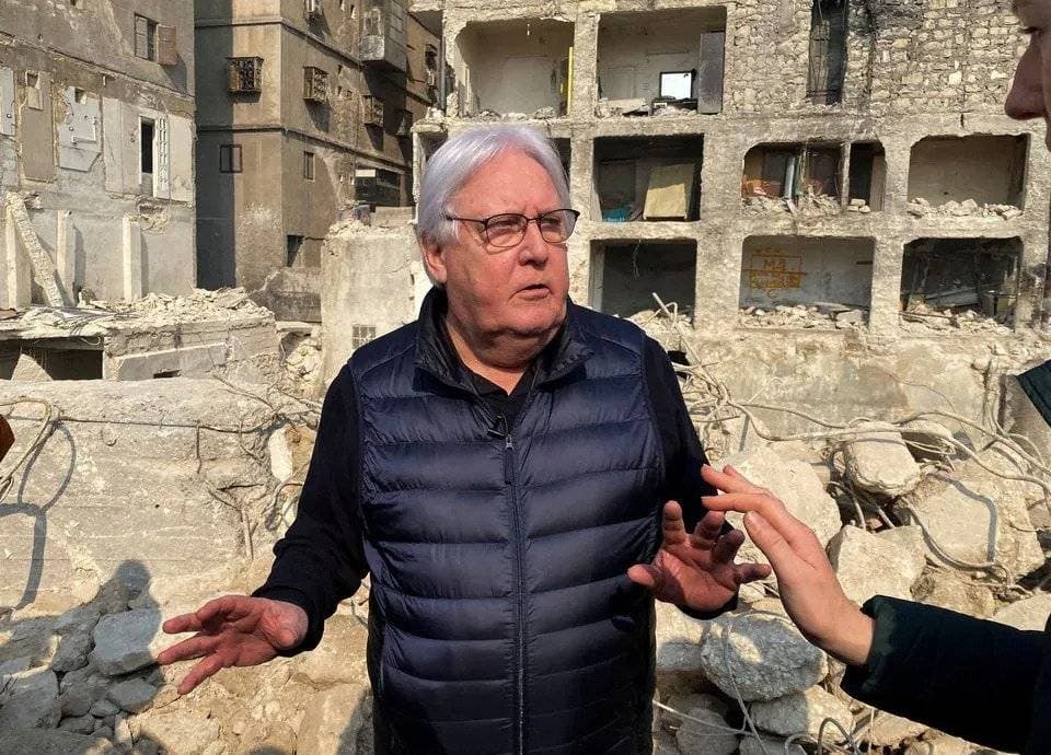 صورة تُظهر وكيل الأمين العام للشؤون الإنسانية مارتن غريفيث وهو يقف وسط حُطام الزلزال المدمر في حلب بسوريا