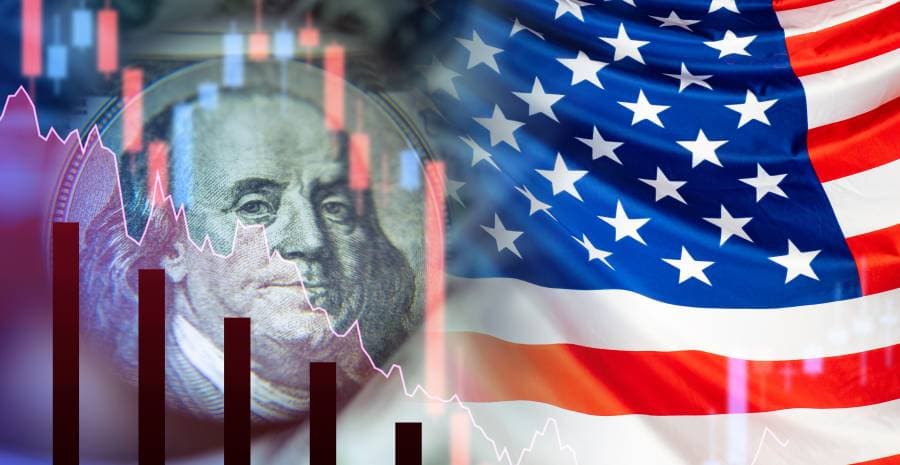 العلم الأميركي وأماه صورة الدولار مع مؤشرات للإشارة إلى خفض أسعار الفائدة