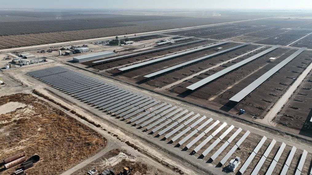صورة يظهر بها عدد كبير من الألواح الشمسية بأحد مواقع شركة أنتورا (CNN)